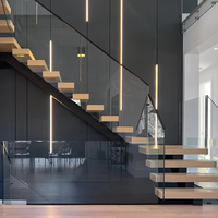 Trouvez des escaliers similaires à l'Icon Straight Mono Stringer avec rampe personnalisée, marches en hêtre européen, configurations en forme de L/U