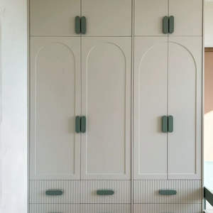 Armario moderno color crema con puertas de panel arqueado y tiradores verde salvia - Product Image 1