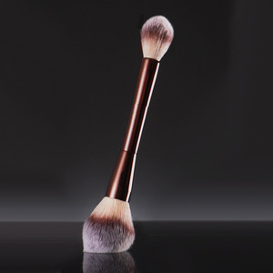 Brocha de maquillaje HG de doble punta con pelo sintético y mango metálico para iluminar y aplicar rubor - Product Image 1