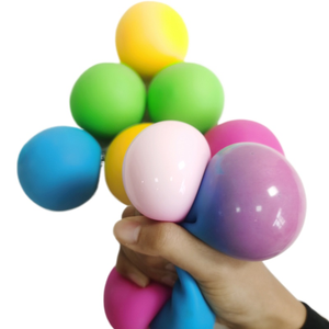 Jouet en peluche best-seller : Balle anti-stress changeante de couleur, balle en caoutchouc souple TPR remplie d'EVA, style à presser, arc-en-ciel, adaptée aux adolescents - Product Image 1