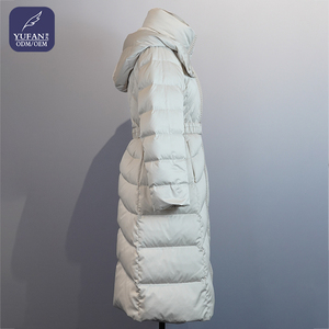 Manteau d'hiver long en duvet beige pour femme, avec capuche, ceinture à la taille, matelassage chevron et bordure en tricot, chaud et matelassé, pour femmes - Product Image 3