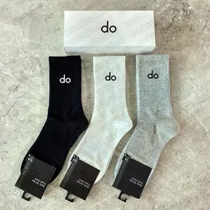 Chaussettes de sport décontractées unisexe pour l'automne, motif lettres, en tissu doux et respirant, pour yoga, modèle designer, vente en gros - Product Image 1