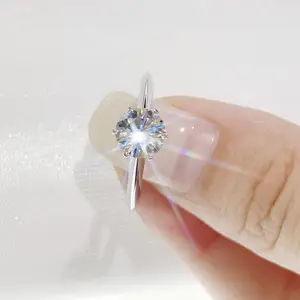 Anello di fidanzamento con anello di fidanzamento a vortice in oro bianco con taglio rotondo creato in laboratorio da 1ct