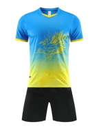 Jersey Sepak Bola Cetak Digital Modern Produksi Massal dengan Pakaian Sepak Bola Berkerah V Berkualitas Tinggi, Lengan Pendek, dan Bernapas.