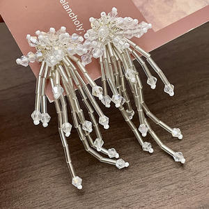 Boucles d'oreilles pendantes en alliage de zinc avec fausses perles de cristal style « Fever » et pompon blanc, bijoux de luxe pour femme pour les soirées - Product Image 5