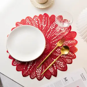 Tapetes de mesa para uso doméstico, tapetes de mesa em PVC prensados resistentes ao calor com desenho de flores vermelhas de Natal