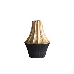 Pièce décorative en céramique Art Déco noire et dorée pour les occasions de mariage, vitrines haut de gamme, armoires en verre - Product Image 2