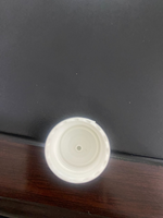 Bouchons en plastique en gros, bouchons à vis pour bouteilles en plastique, bouteilles de soin de la peau blanches avec logo personnalisable