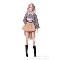 Vêtements en gros pour poupées : Ensemble tendance 30 cm (pull, jupe plissée, bottes, chaussures) en tissu à la mode