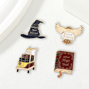 Venta caliente <span class=keywords><strong>Magic</strong></span> Academy Style Hat Book Map Cart Esmalte suave Chapado en oro Cute Cartoon Lapel Pins Metal Crafts - Product Image 1
