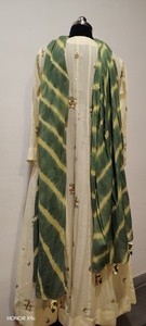Ensemble Kurti en coton avec broderies et dupatta Lehariya pour les occasions festives. Design tendance, produit tendance pour les festivals. - Product Image 5