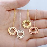 Collier avec pendentif personnalisé à trois anneaux imbriqués avec message et lettre gravée Collier rond en acier inoxydable poli miroir