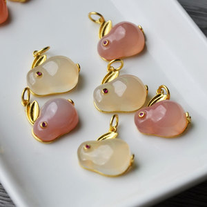 Colgante de conejo tallado en ágata natural para la elaboración de pulseras, un gelatina de lichi aleatoria y una gelatina de escarlata aleatoria - Product Image 2