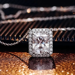 Ciondolo in Oro Bianco con Diamante Taglio Radiant Colore D Naturale Certificato GIA Stile Classico da Sposa per Donna - Product Image 1