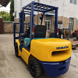 Chariot élévateur diesel Komatsu FD30 d'occasion de 3 tonnes avec déplaceur latéral hydraulique, pneus pleins, mât à deux étages, dimensions des fourches 1220*125*50 - Product Image 2