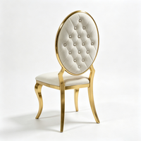 Chaise de mariage élégante à dossier capitonné ovale, structure en métal poli, coussin blanc, chaise de banquet de luxe pour salle de réception