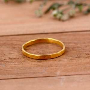 Anillo Apilable Delgado y Elegante de Plata con Baño de Oro de 14K, Diseño Martillado, Ideal para Regalo de Boda - Product Image 4