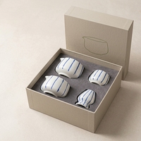 Ensemble de préparation de matcha en porcelaine à rayures verticales modernes, emballé dans un coffret cadeau, bol à matcha, fouet, support, kit de cérémonie du thé