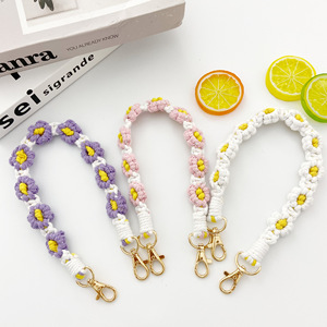 Vaso Deportivo de 40 oz con Llavero Ligero con Diseño de Flor de Margarita, Tejido a Mano y Material Metálico, Incluye Correa de Transporte - Product Image 3