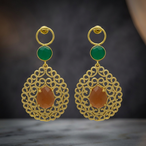 Nouvelles boucles d'oreilles pendantes en forme de pétale doré avec calcédoine marron et onyx vert, bijoux ethniques pour mariage et soirée - Product Image 2