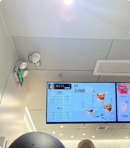 จอแสดงผล LED ความละเอียด 1080P ความสว่าง 7000cd 178 °   มุมมองการมองเห็น ระบบ CMS ในตัว สำหรับติดตั้งบนเพดานภายในอาคาร ใช้ในร้านค้าปลีก - Product Image 2