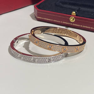 Bracelet de <span class=keywords><strong>couple</strong></span> en acier inoxydable réglable en or 18K Bracelet manchette ouvert incrusté de zircons <span class=keywords><strong>Gravure</strong></span> personnalisée Conception hypoallergénique - Product Image 1