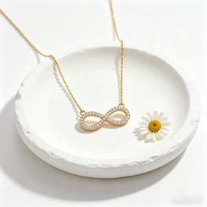 Collier Pendentif Infini en Laiton Plaqué Or 18K avec Zirconiums AAA pour Femme – Vente en Gros Hengdian – Idéal Anniversaire - Product Image 6