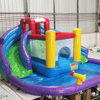 Château gonflable à double toboggan aquatique avec pistolets à eau pour les fêtes d'enfants.