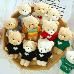 Peluches Plushie Mini Peluche Ours en peluche Porte-clés avec vêtements <span class=keywords><strong>Pull</strong></span> en peluche en forme <span class=keywords><strong>de</strong></span> cœur Peluche en peluche Ours en peluche pour la Saint-Valentin Vente en gros - Product Image 1