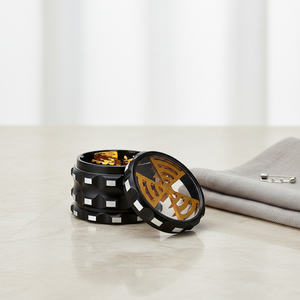 เครื่องบดสมุนไพรแบบขายส่ง บดใบยาสูบและเครื่องเทศ 4 ส่วน ทำจากโลหะผสมสังกะสี ประดับด้วยคริสตัลลายสัตว์ อุปกรณ์เสริมสำหรับการสูบบุหรี่ - Product Image 1