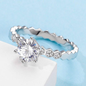 Anillo de diamante de moissanita de 1 quilate en forma de panal de seis garras de diseño de gama alta para mujer de plata esterlina S925 - Product Image 3
