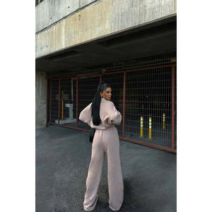 Conjunto de Traje de Pantalón con Cierre para Mujer en Color Beige - Product Image 1