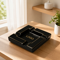 Cendrier carré en céramique noire brillante avec bordure dorée et logo en lettres diagonales, à quatre encoches, à fente unique, pour bureau
