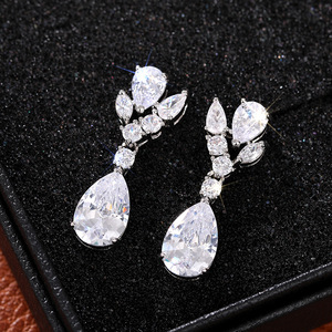 Orecchini Pendenti a Goccia con Zirconi, Eleganti Orecchini Pendenti di Lusso Leggero per Donne - Product Image 5