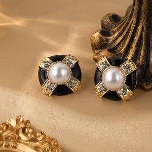 Boucles d'oreilles clous géométriques en argent, style palais de niche, luxe léger, accessoires vintage haut de gamme - Product Image 6