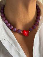 Collier ras de cou en perles de calcédoine violette d'été, fait main, de qualité supérieure, vente en gros, bijoux personnalisés, minimaliste, avec un charme en forme de cœur rouge
