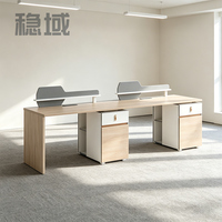 Bureau de travail moderne et simple pour employés, avec écran, casier et cloison, poste informatique pour employés