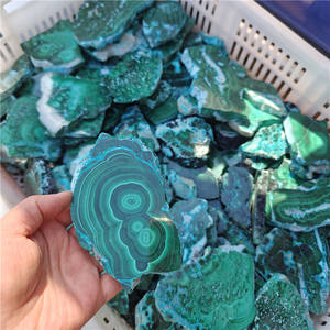 Tranches de malachite verte, pierre énergétique DIY, pierre précieuse de poche polie, technique de gravure à la main - Product Image 1