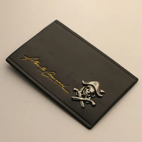 Haute qualité personnalisé 3D cuir patchs coeur fleur formes Pirate squelettes croix arme à feu Logos pour élégant chapeau décorations