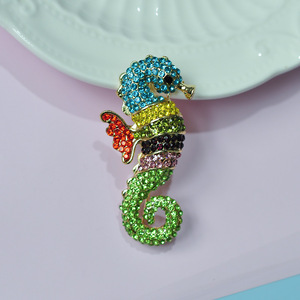 Sevimli renkli kristal deniz atı broş Rhinestone takı altın Metal hayvan yaka <span class=keywords><strong>Pin</strong></span> giyim dekorasyon broş için - Product Image 4