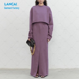 Tenues conjointes de marque privée personnalisées pour femmes, haut <span class=keywords><strong>court</strong></span> à ourlet brut uni en éponge de coupe régulière et ensembles de jupe deux pièces assortis - Product Image 2