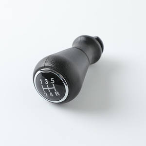 Pommeau de levier de vitesse en cuir ergonomique pour modèles avec logo - Product Image 5