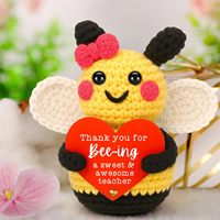 Décoration abeille en crochet faite à la main, source d'inspiration positive et d'encouragement émotionnel, pour la Semaine de la reconnaissance des enseignants, la Journée des enseignants, les anniversaires, Pâques, ou comme cadeau.