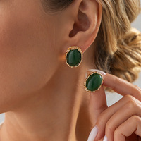 Anting-anting kancing resin oval elegan vintage untuk wanita, bingkai logam bertekstur emas retro, perhiasan telinga akrilik dalam warna merah, hitam, hijau