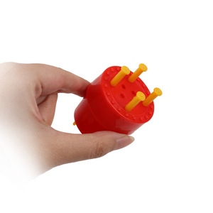 Accessoires de magie pour tours de magie : Clous magiques traversant les tambours, 4,5 pouces, couleur rouge - Product Image 1