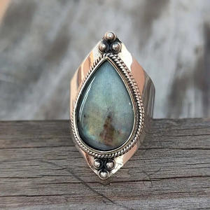 Bague cocktail A080 en labradorite, forme goutte d'eau, sertissage clos, pierre naturelle, bijou unisexe, cadeau tendance - Product Image 1