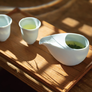 Théière miniature en céramique blanche avec bec verseur anti-goutte soigneusement conçu et infuseur à thé intégré - Product Image 1