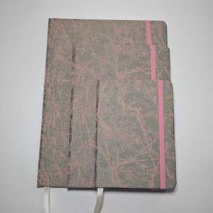 Quaderno A5 in PU con texture effetto crepe, elastico e logo personalizzabile – Ideale come regalo aziendale - Product Image 2