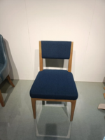 Chaise de salle à manger en bois massif de qualité contractuelle, assise en tissu bleu rembourrée, pour hôtel, restaurant et chambre d'hôtes GCON