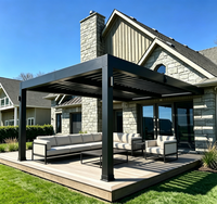 Pergola à lames orientables en aluminium Sweet Home pour un espace de vie extérieur moderne
